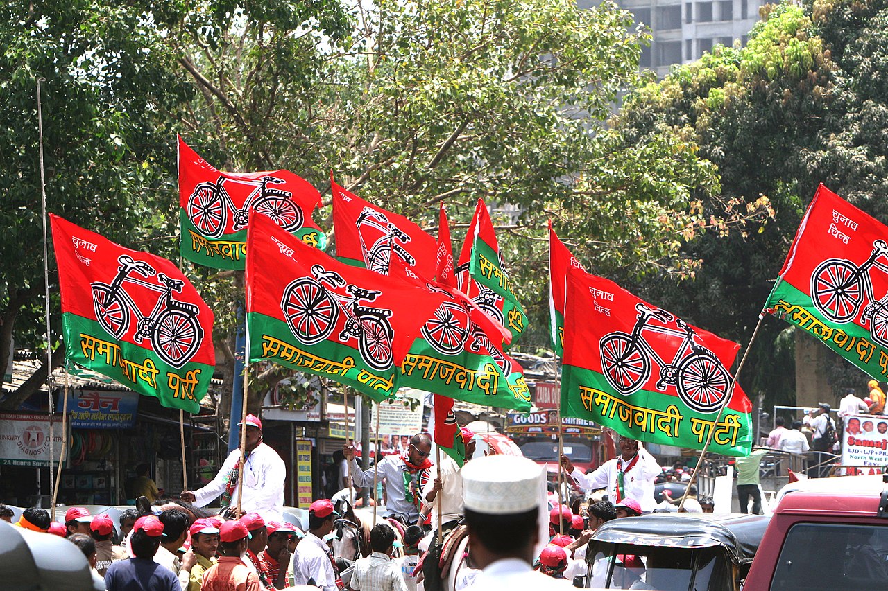When did Mulayam Singh Yadav form the Samajwadi Party?