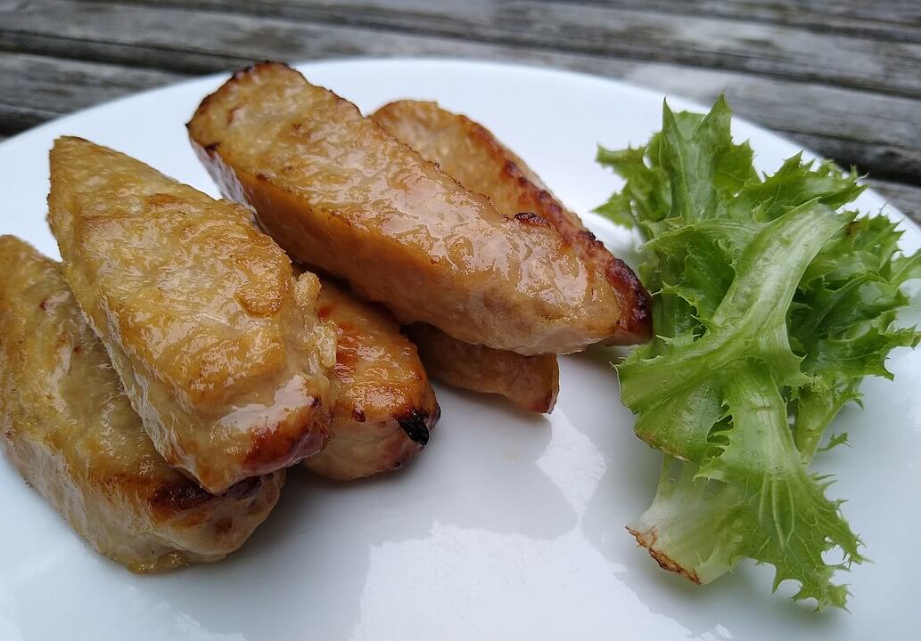 How are taste, flavour, and colour replicated in vegetarian meat?