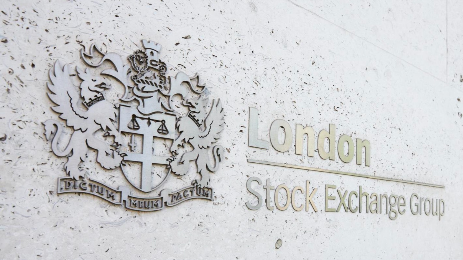 Britain's top stock index falls 0.5% despite a jump in tech shares