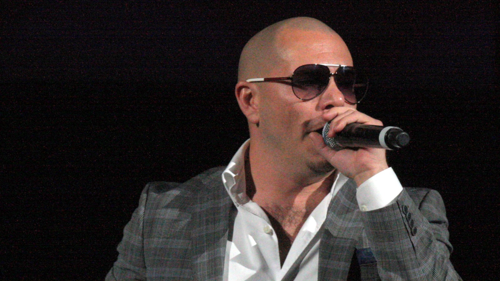 Pitbull fans set record with 22,141 bald caps in London