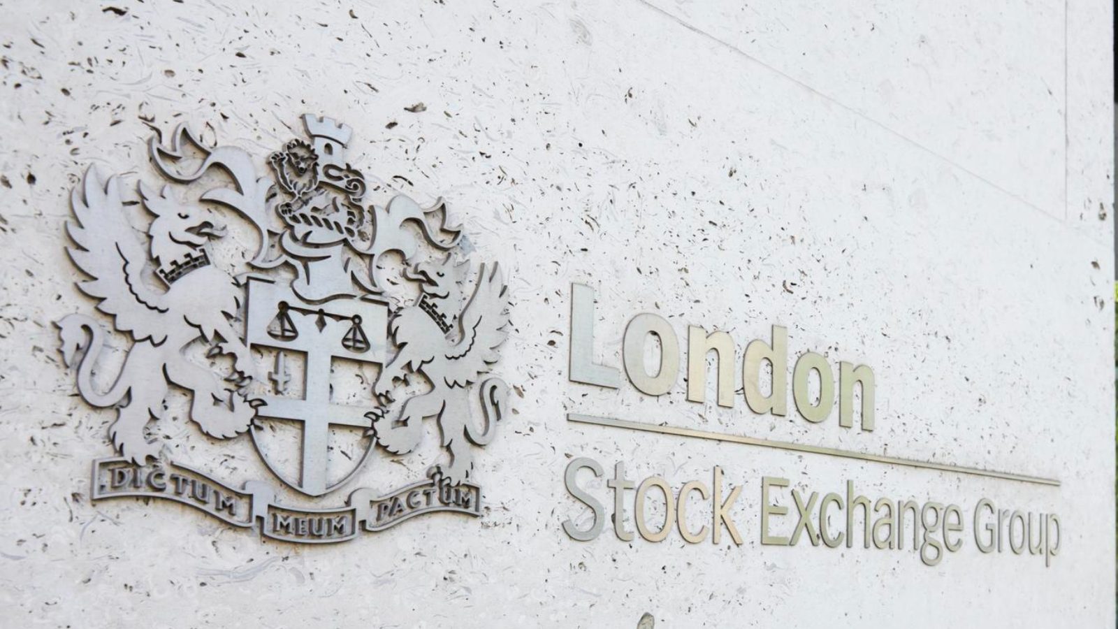 London stock index falls as bank and energy shares retreat