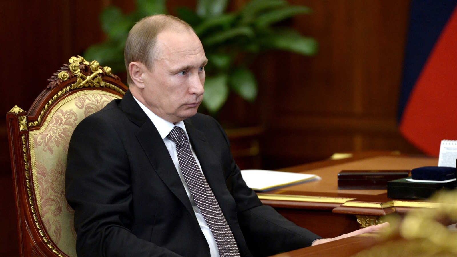 Ex-Russian official says Putin plans UK 'hybrid attacks'.