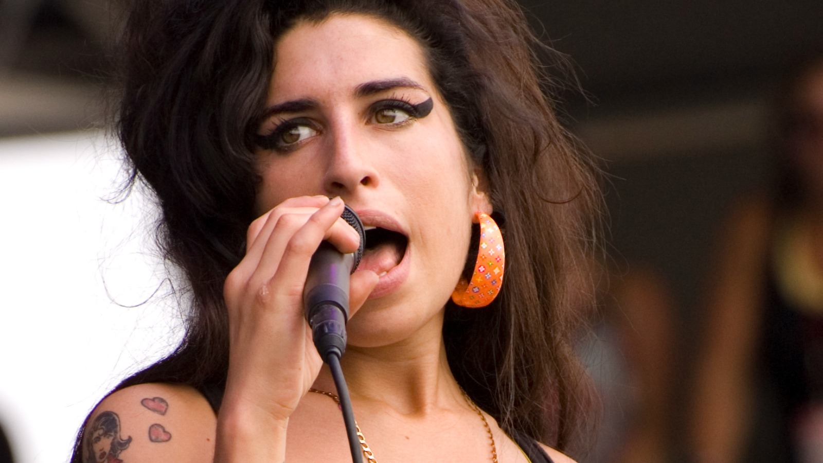 Why did Winehouse's court claim cost £950,000?