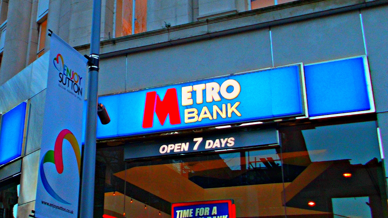 Metro Bank makes a record £60.7m profit while other lenders close branches