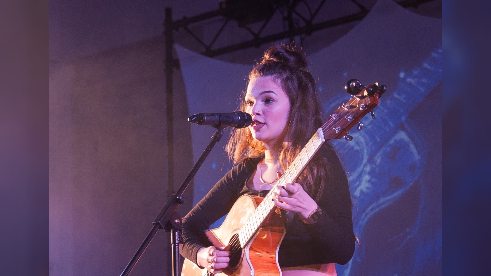Lola Young makes surprise return to Reading Festival after cancelling shows