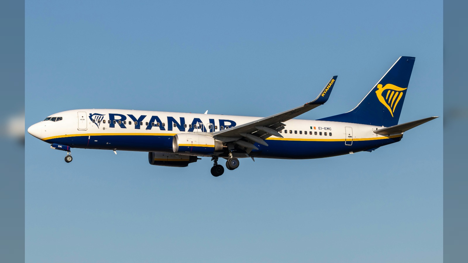 Hundreds of Ryanair pilots sue over withheld holiday pay