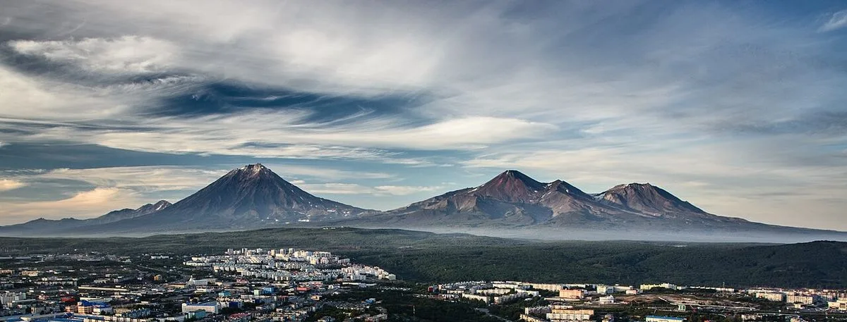 화산들을 배경으로 한 캄차카 페트로파블롭스크캄차츠키 시내 전경