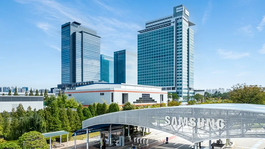푸른 하늘 아래 삼성전자 사업장 건물과 정문
