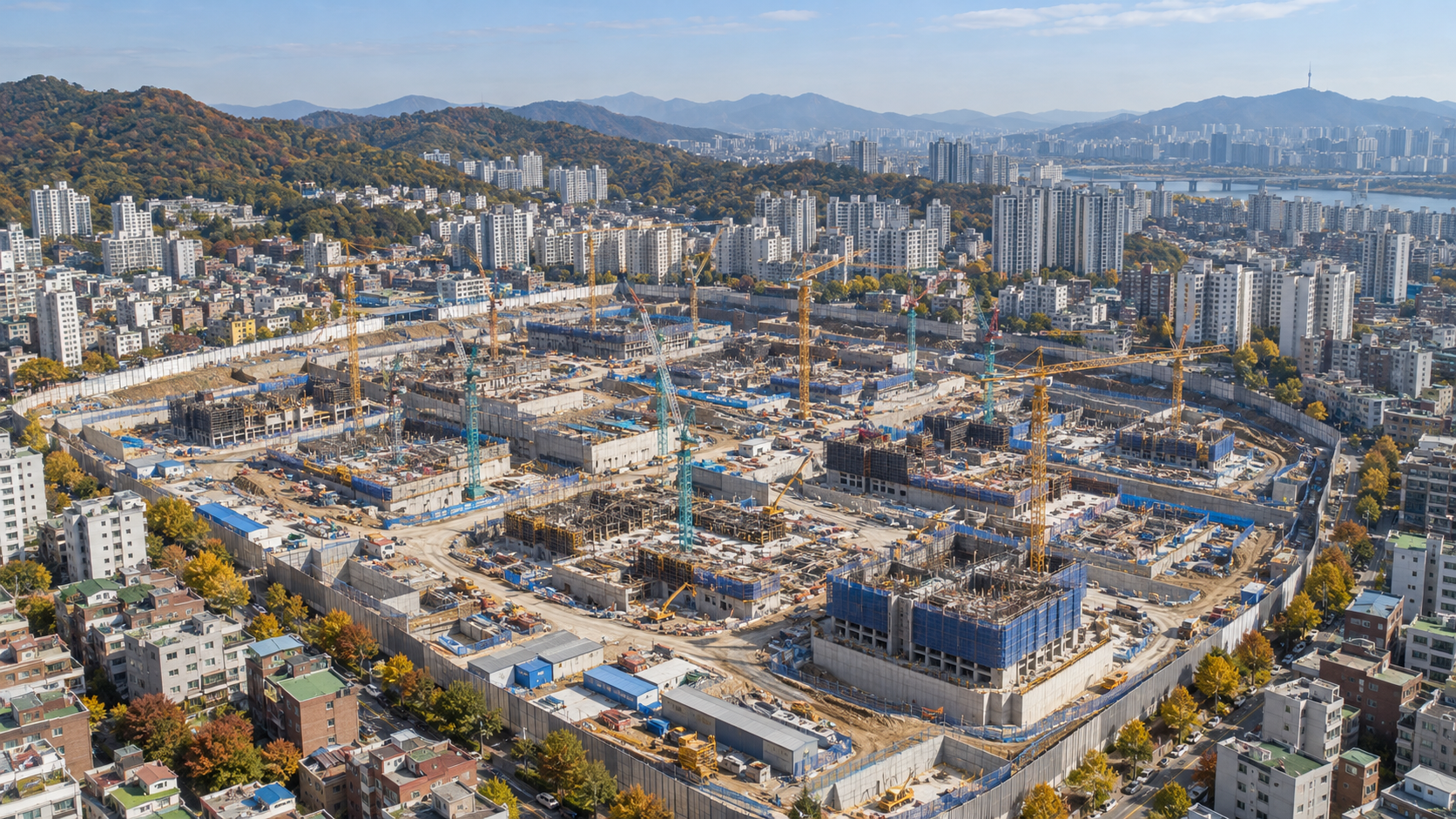 서울의 기존 주거지 안에서 여러 동의 기초공사가 진행 중인 대규모 재개발 현장을 묘사한 설명 이미지