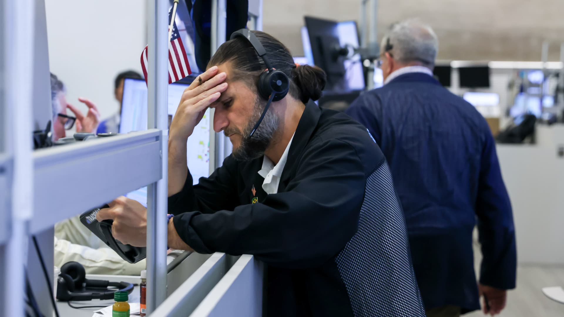 Analysis: Fed Chairman Warsh's credibility in question after leaving interest rates unchanged