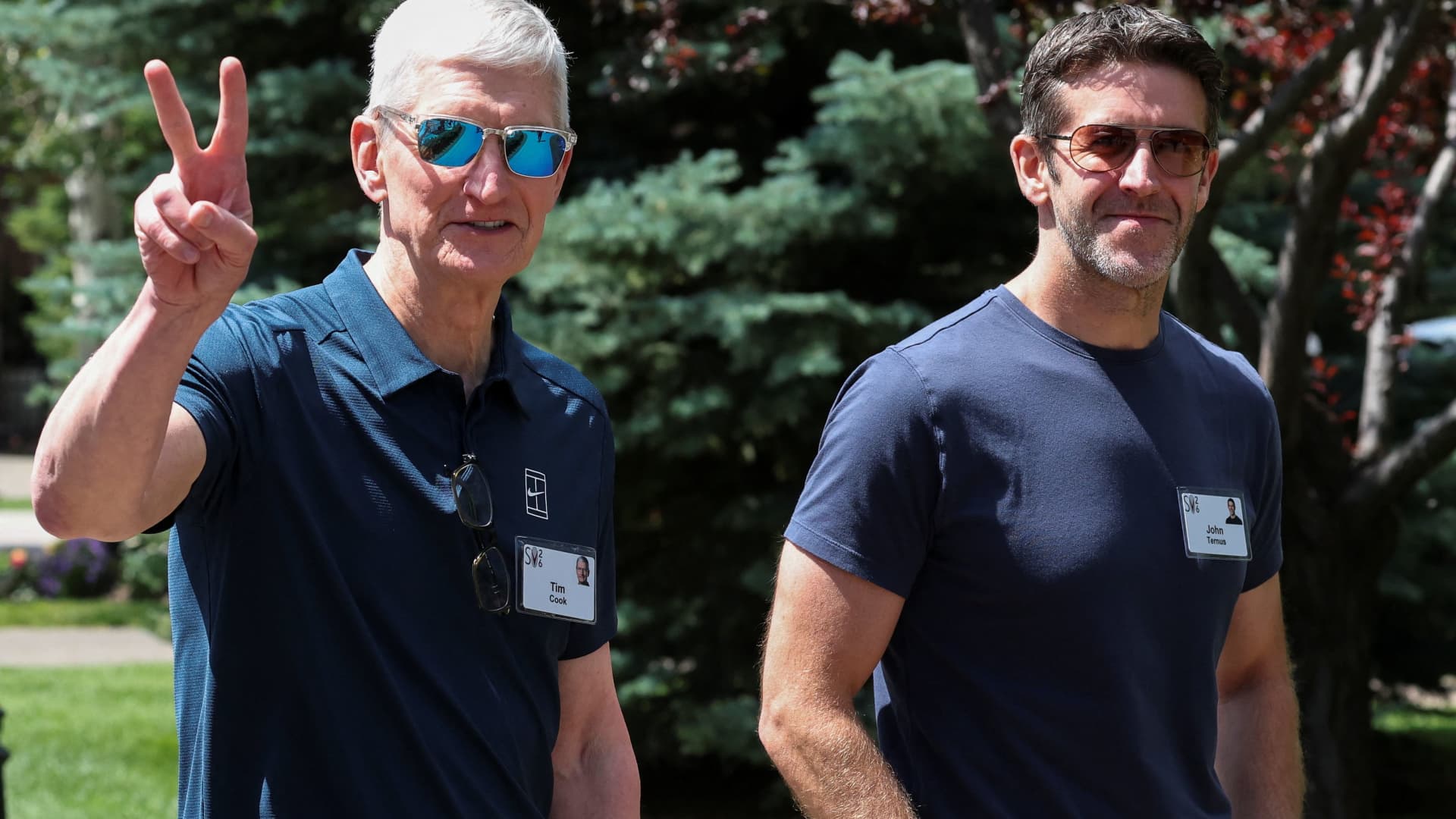 Apple touches $5 trillion market cap for first time