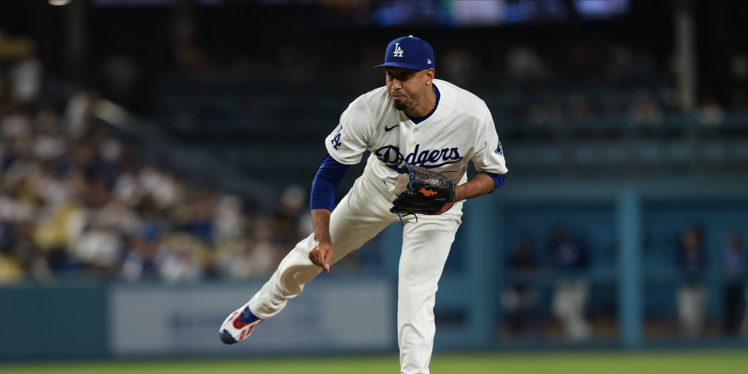 Cue the trumpets! Díaz returns on his bobblehead night, earns save