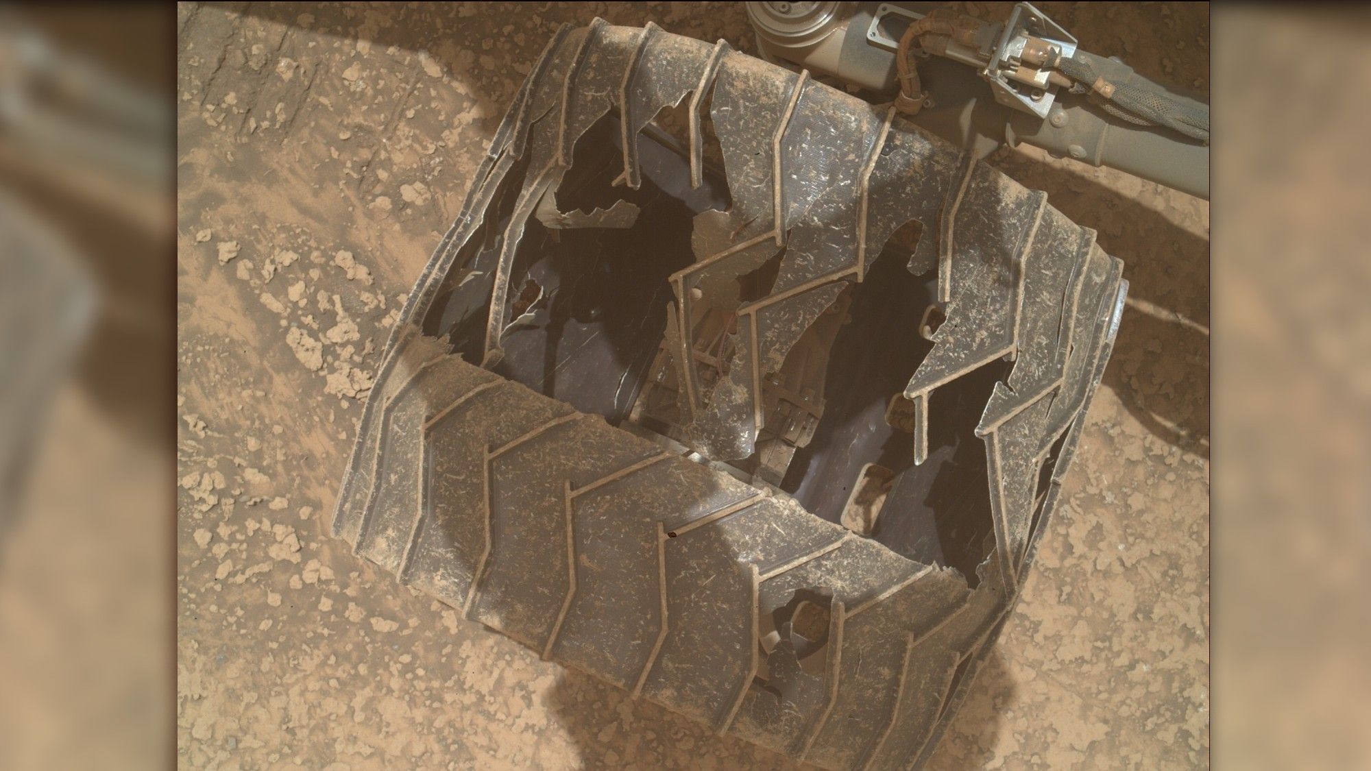 Curiosity Mars rover inspects cracked wheel | Space photo of the day for July 27, 2026