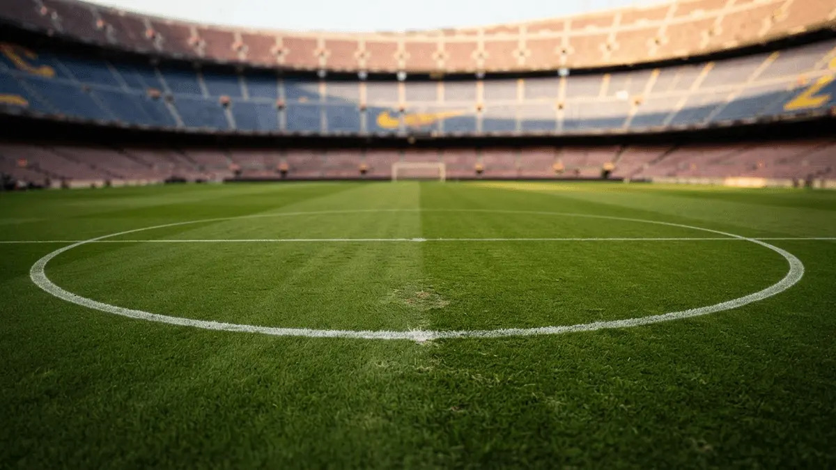 De Jong Injury and Rift Push Barcelona Into Midfield Market