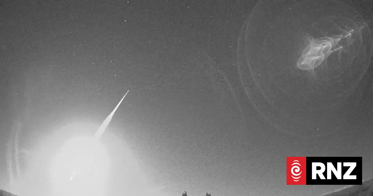 Flashes of light, thunderous booms as possible fireball crosses North Island