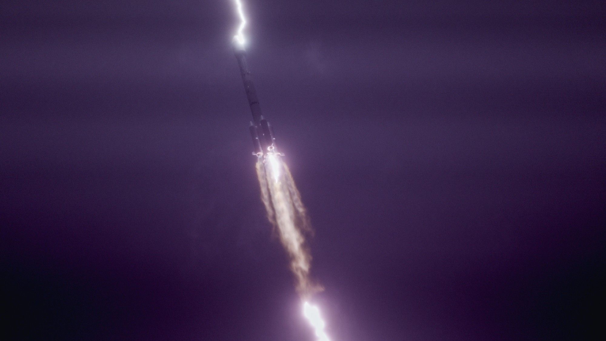 Lightning strike on Chinese rocket captured in epic launch photo