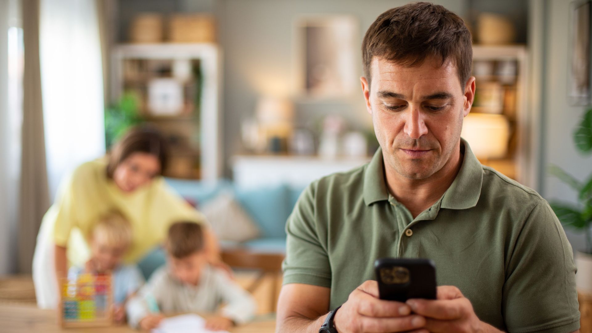 Parents 'missing important family time' due to aimless phone use