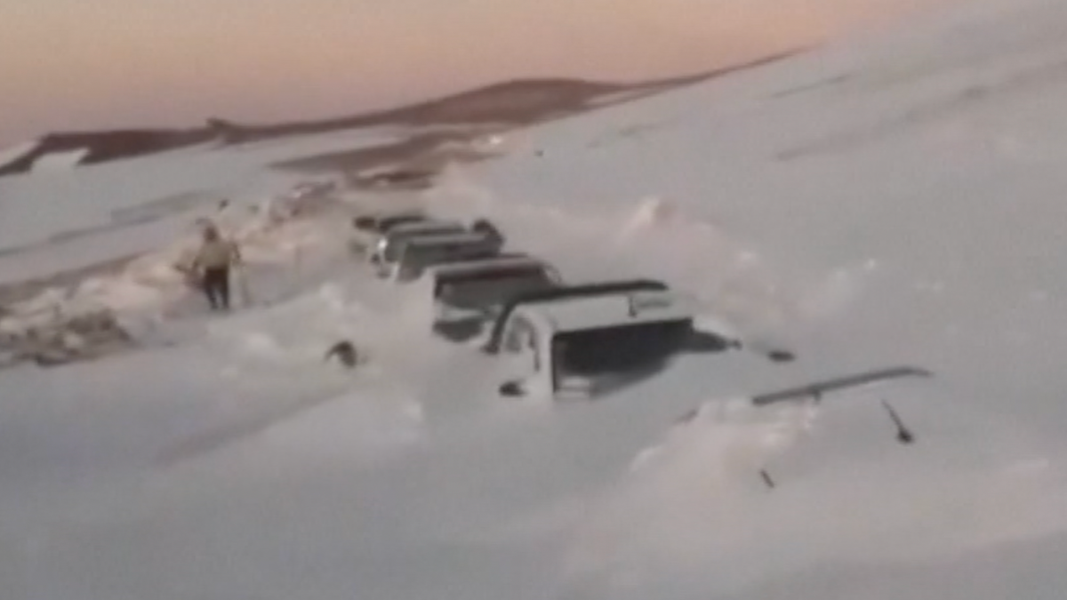 Rescue operation in Argentina to free more than 100 snow-trapped tourists