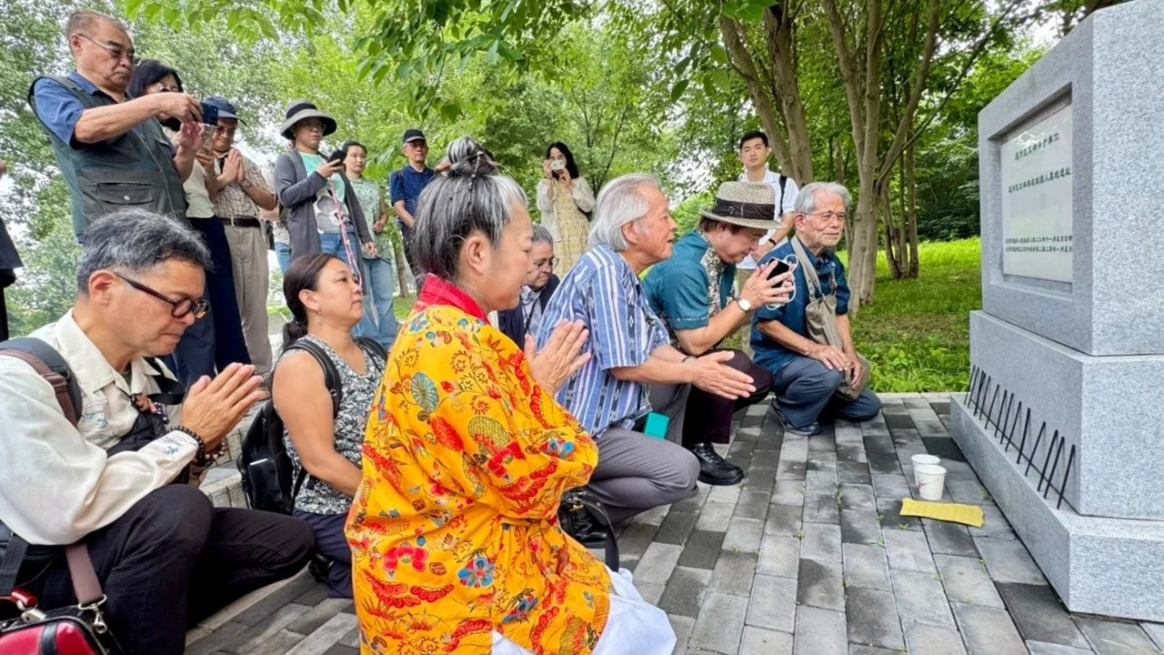 Why did an Okinawan delegation visit a Beijing cemetery amid China-Japan tensions?