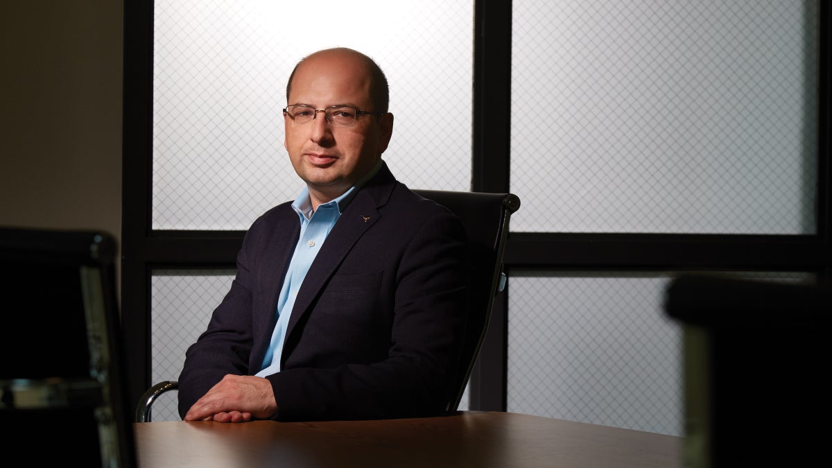 Amir Husain returned to UT to tell the class of 2025 what he learned building an AI unicorn