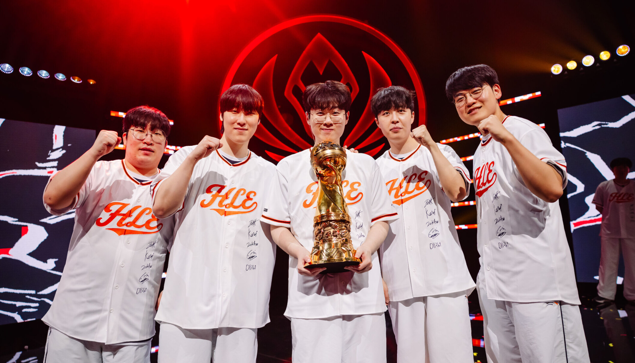 שחקני Hanwha Life Esports חוגגים את הזכייה ב-MSI בדאג'ון