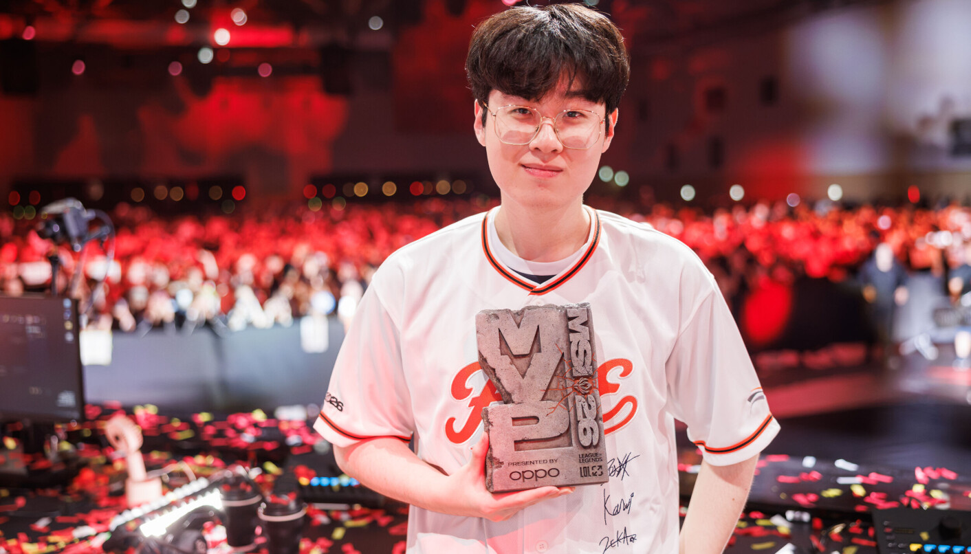 Zeus מחזיק בגביע ה-MVP של גמר ה-MSI בדאג'ון