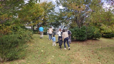花と緑の教室「【おやこ講座】植物園クエスト～どんぐり狩りにでかけよう！！～」