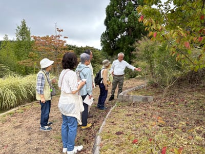 花と緑の教室「園内解説walk～秋の雑草を探しに行こう！～」