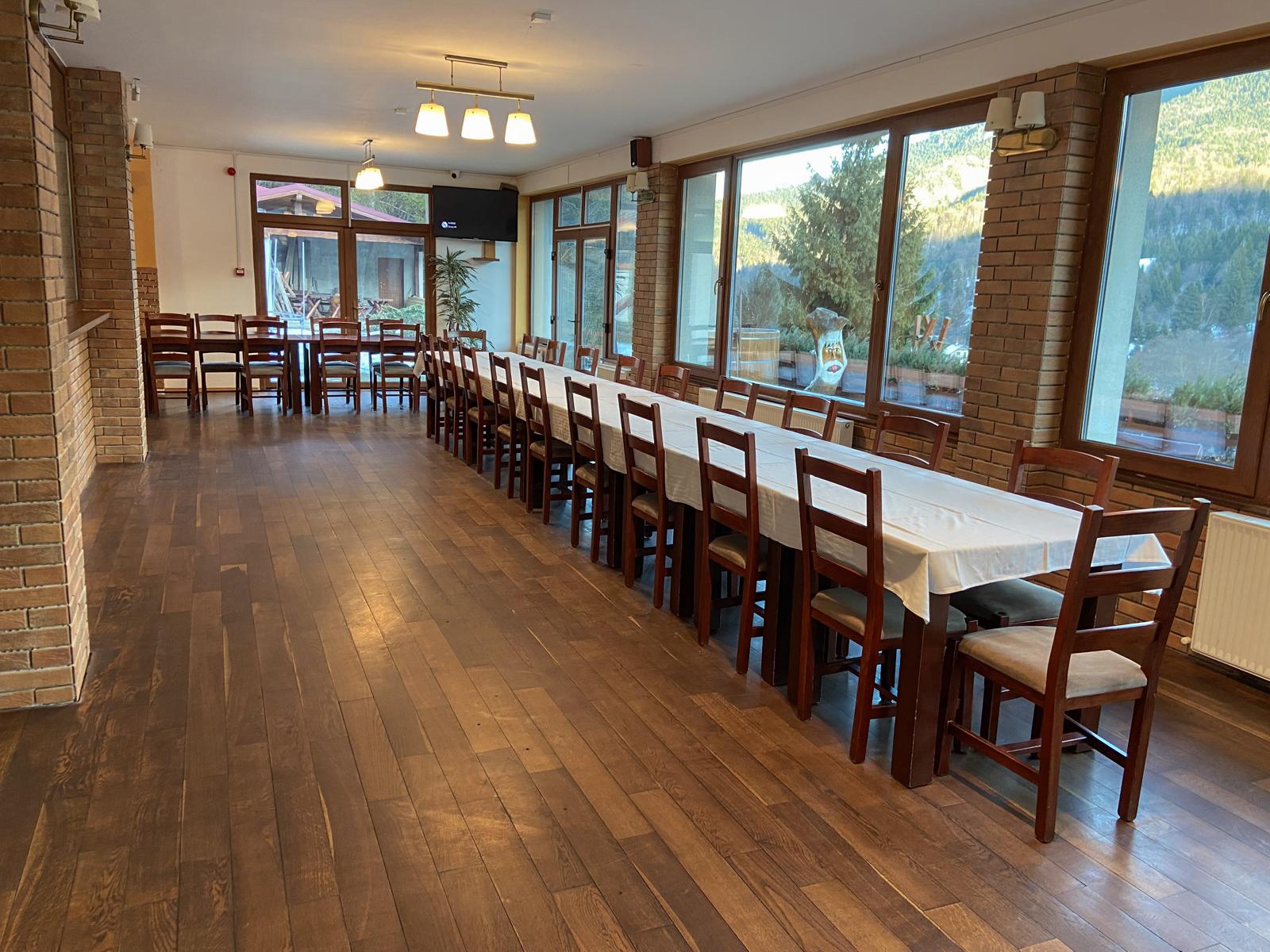 Sala de mese spațioasă și primitoare, perfectă pentru a savura preparatele tradiționale