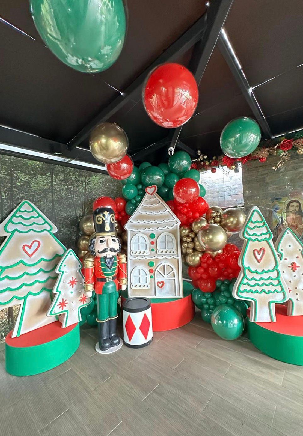 Decoración navideña con cascanueces y globos