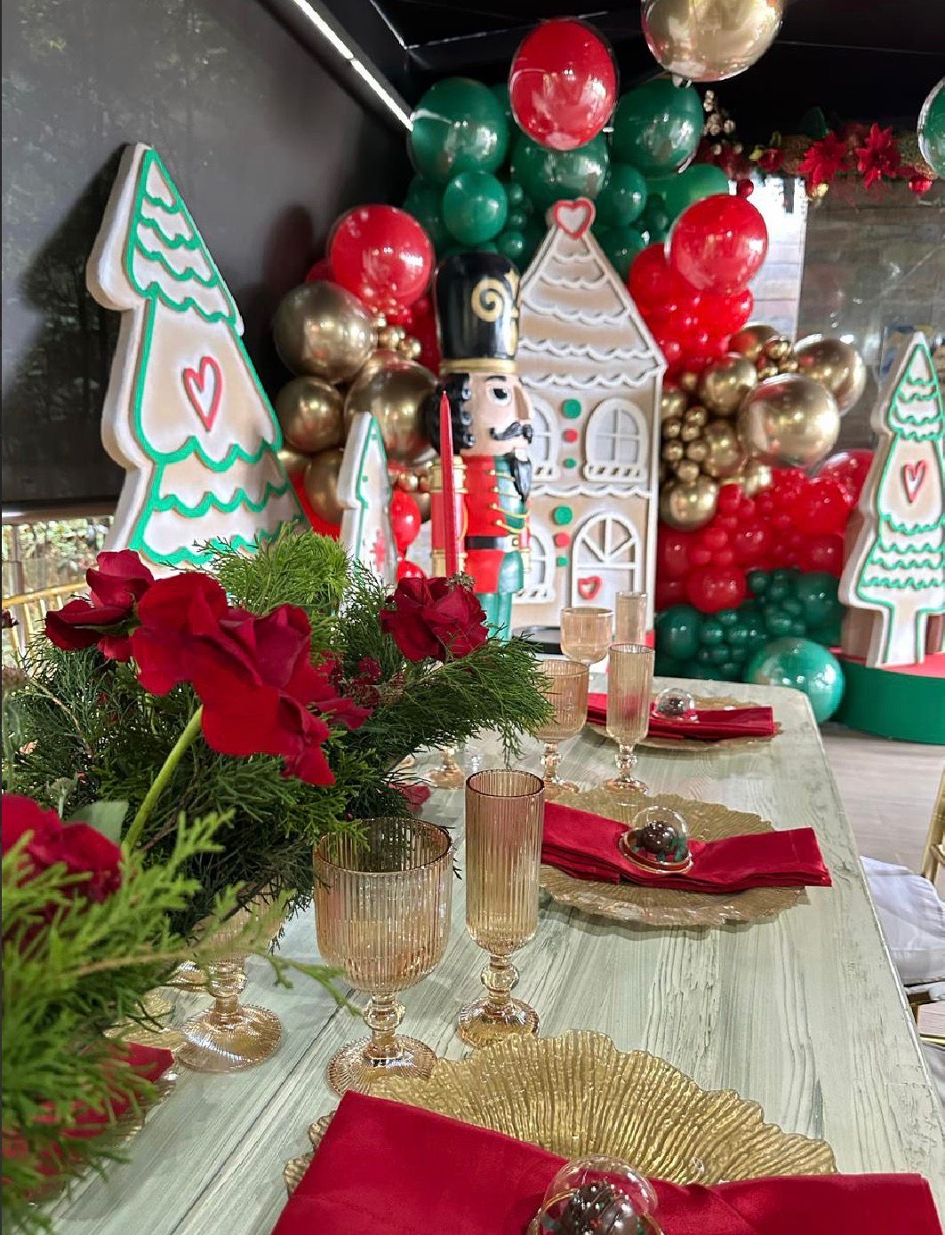 Mesa decorada temática navideña