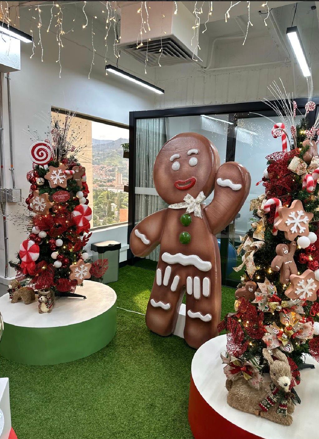 Decoración navideña con hombre de jengibre