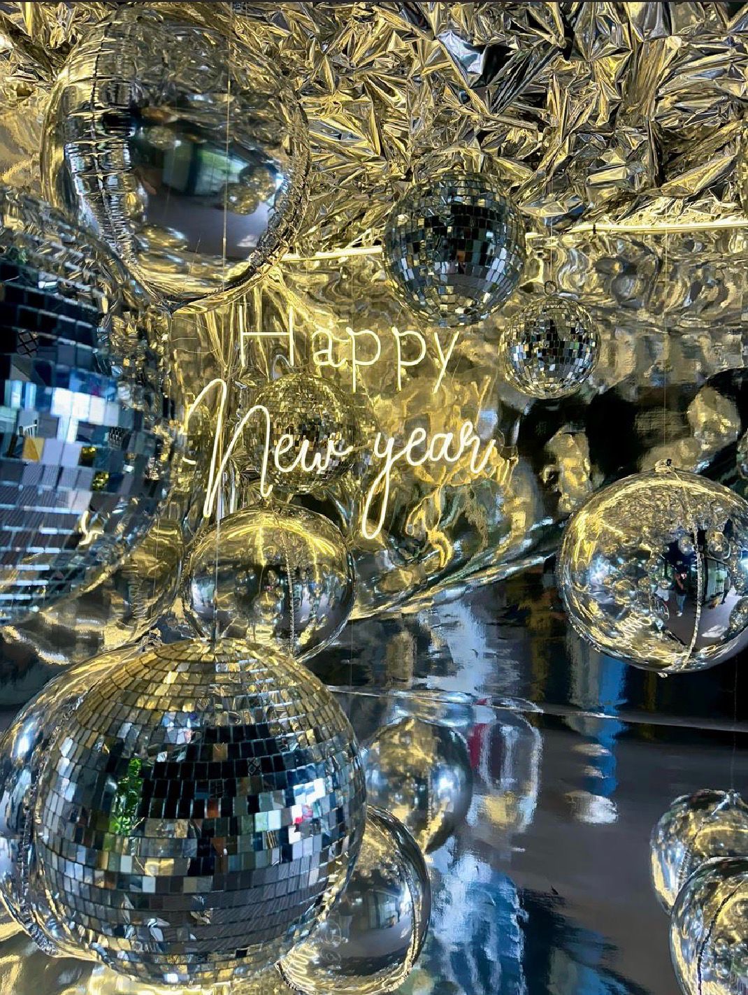 Fiesta de año nuevo con globos de discoteca