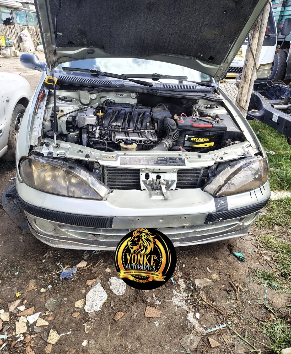 Vehículo blanco siendo movilizado por grúa para compra por YONKEAUTOPARTES