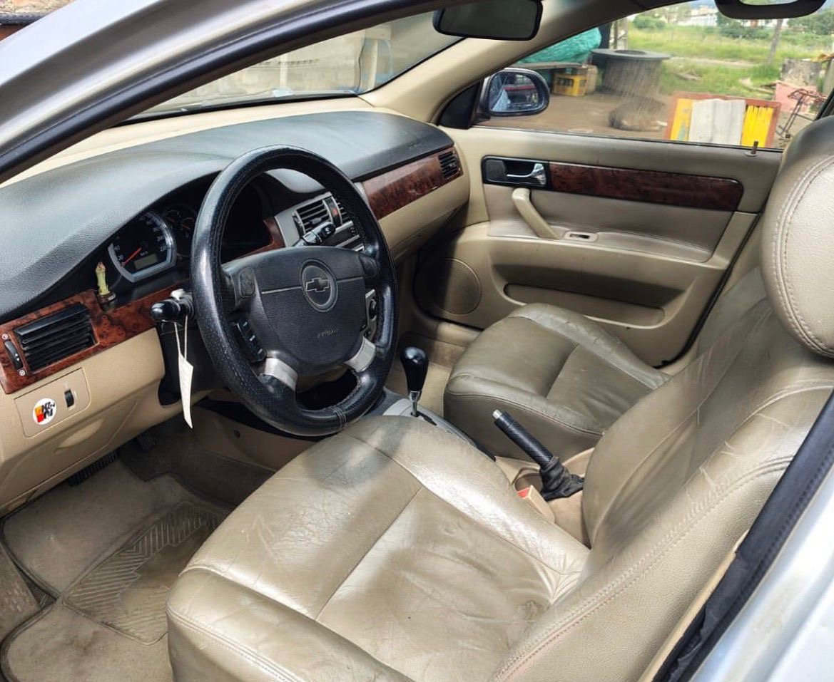 Interior de vehículo Chevrolet con sillas en cuero y tablero conservado