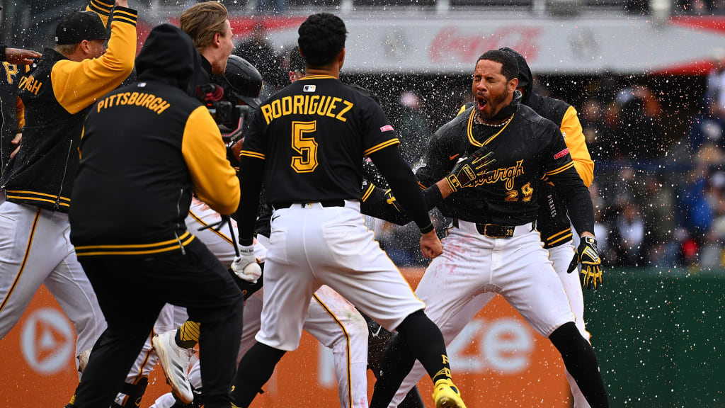 Pirates walk off Yankees in 11th inning