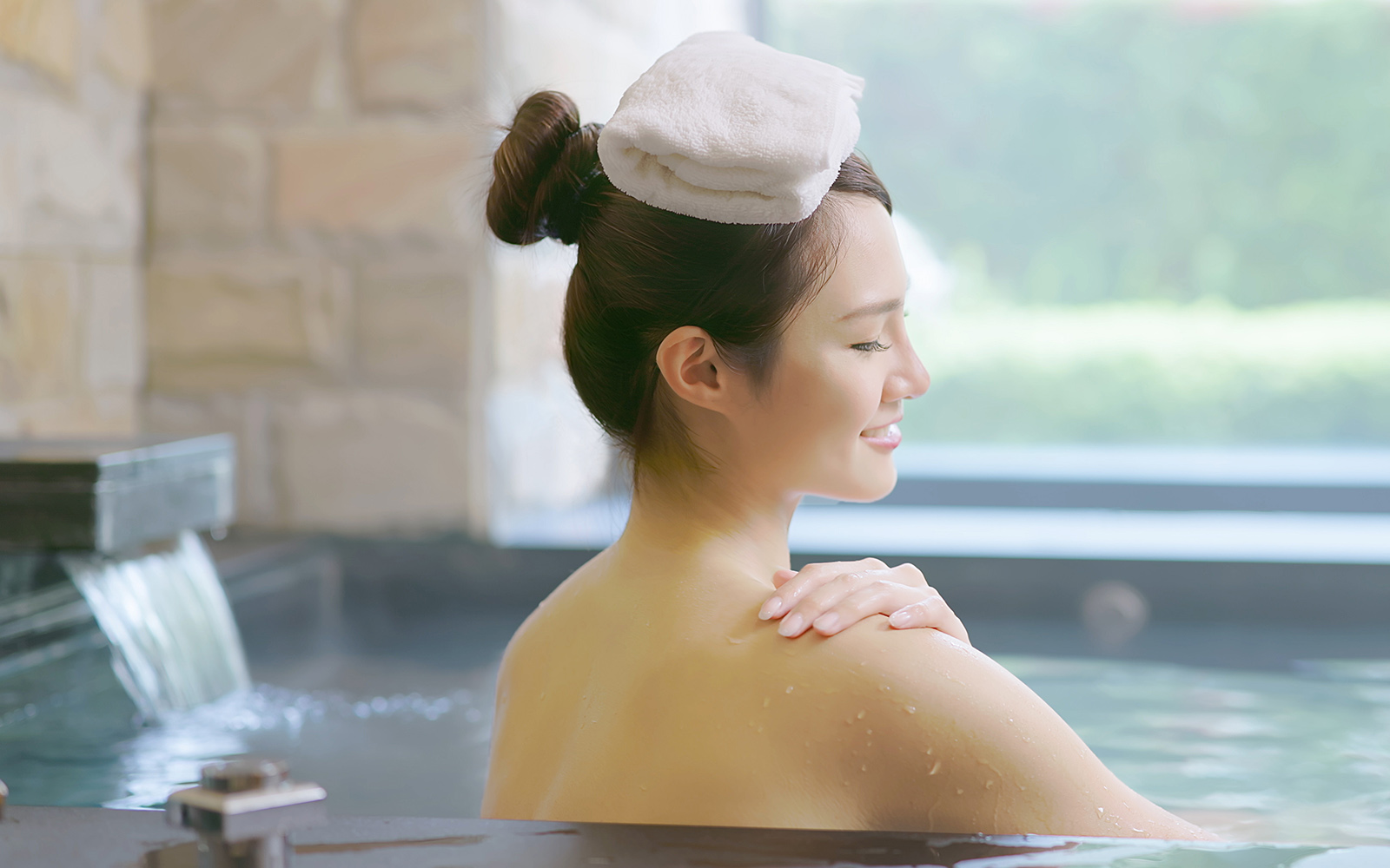Always wash yourself before you enter the tub.