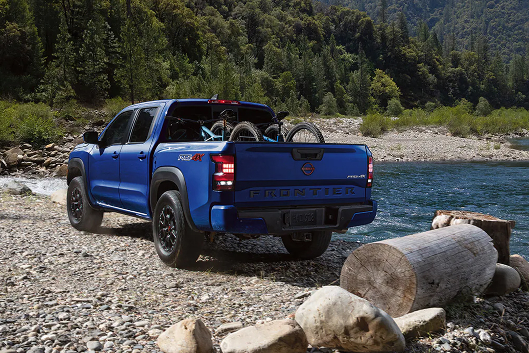 Vue arrière du Nissan Frontier avec vélp en bord de mer avec vélo dans la boîte