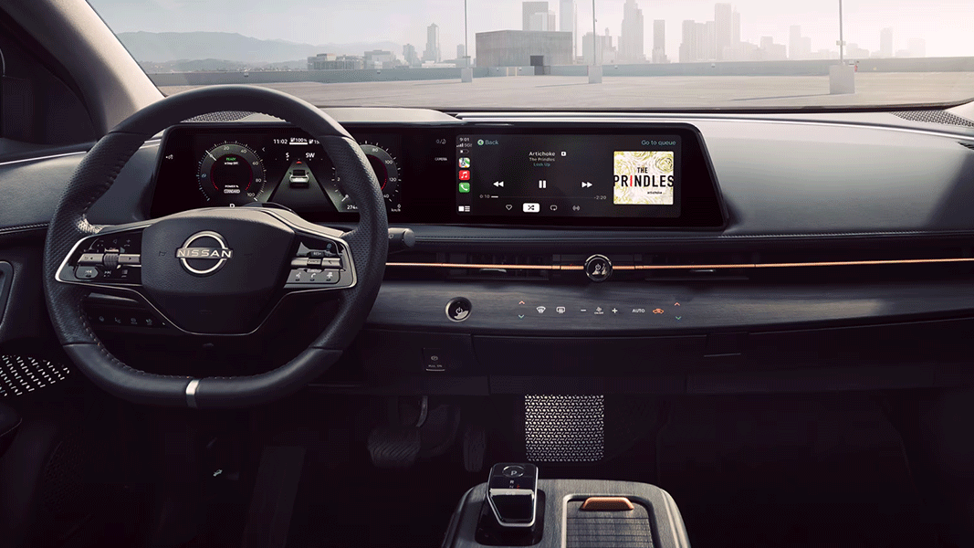 Vue de l'intérieur de la Nissan Ariya 2024 et de son tableau de bord