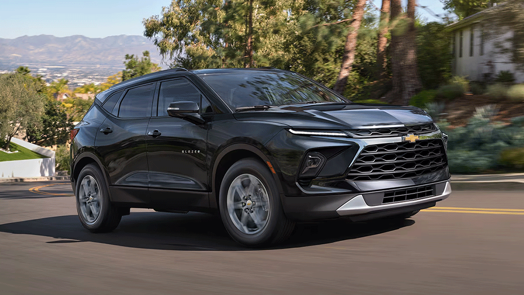 Vue 3/4 avant et latérale du Chevrolet Blazer 2025 sur route en pleine vitesse