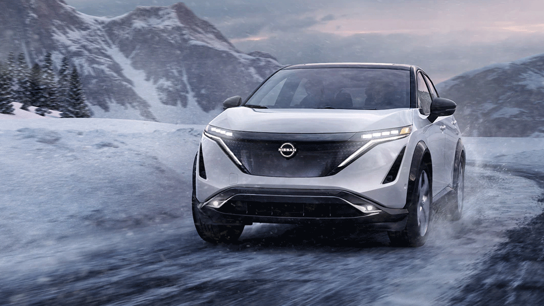 Vue 3/4 avant et de latérale de la Nissan Ariya 2024 sur route de glace en pleine puissance