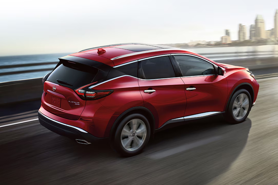 Vue 3/4 arrière et latérale du Nissan Murano 2024 sur route en pleine puissance