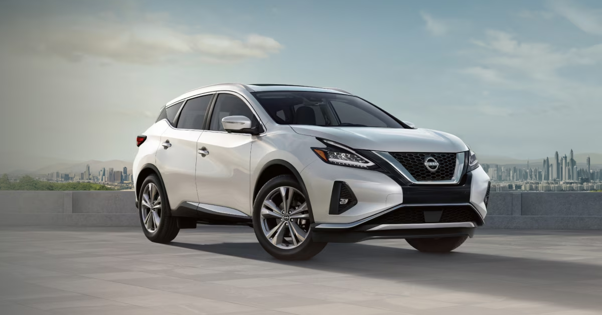 Vue avant et latérale du Nissan Murano 2024 dans un stationnement avec vue sur ville