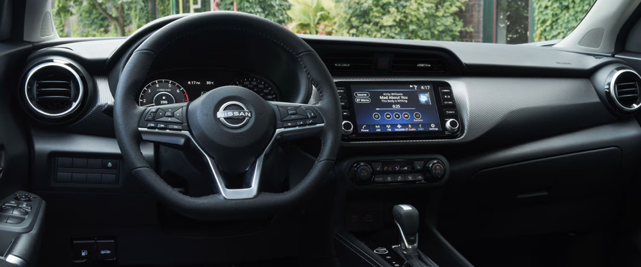 Vue intérieur du Nissan Kicks Play 2025 et de son tableau de bord