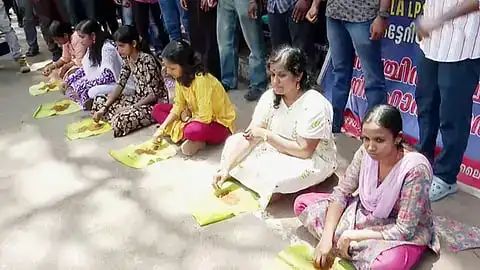 നിയമനം നൽകുന്നില്ല; സെക്രട്ടേറിയറ്റിന് മുന്നിൽ മണ്ണ് വാരി തിന്ന് പ്രതിഷേധിച്ച് ഉദ്യോഗാർഥികൾ