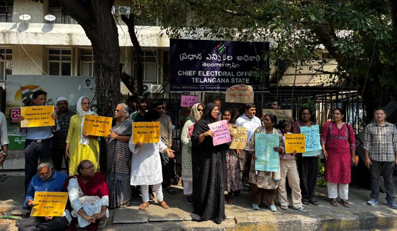 വോട്ടവകാശത്തിനായി പോരാട്ടം; ഹൈദരാബാദിൽ തിരഞ്ഞെടുപ്പ് കമ്മീഷൻ ഓഫീസിന് മുന്നിൽ പ്രതിഷേധം