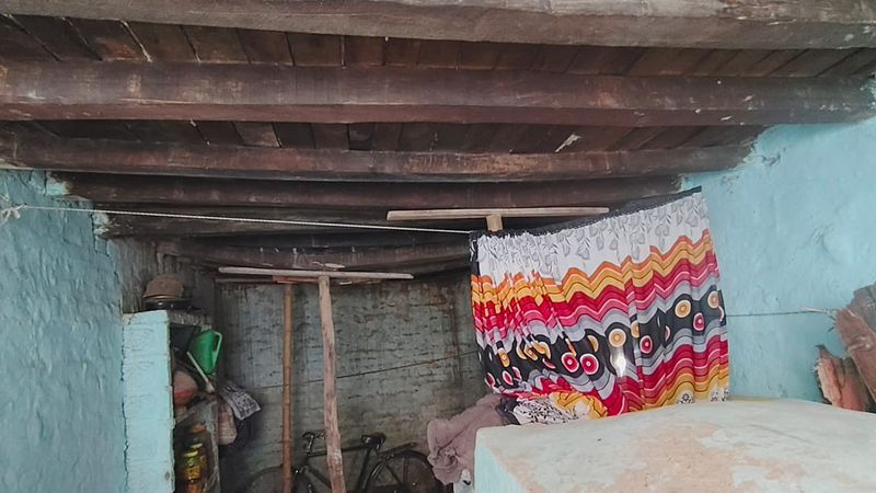 आंवला में तेज बारिश से गिरी मकान की छत, सपा नेता डॉ. जीराज यादव ने पीड़ित परिवार को दी आर्थिक सहायता