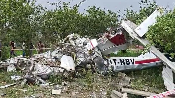 কানপুৰৰ গংগা বেৰেজৰ সমীপত হঠাতে ভাঙি পৰিল বিমান, ২ জনৰ মৃত্যু