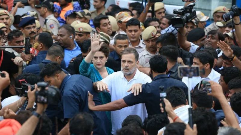 ഇന്ത്യ സഖ്യത്തിന്റെ ‘ദില്ലി ചലോ’ മാർച്ച് തടഞ്ഞ് പൊലീസ്; ഭരണഘടന ഉയർത്തി രാഹുൽ ഗാന്ധി