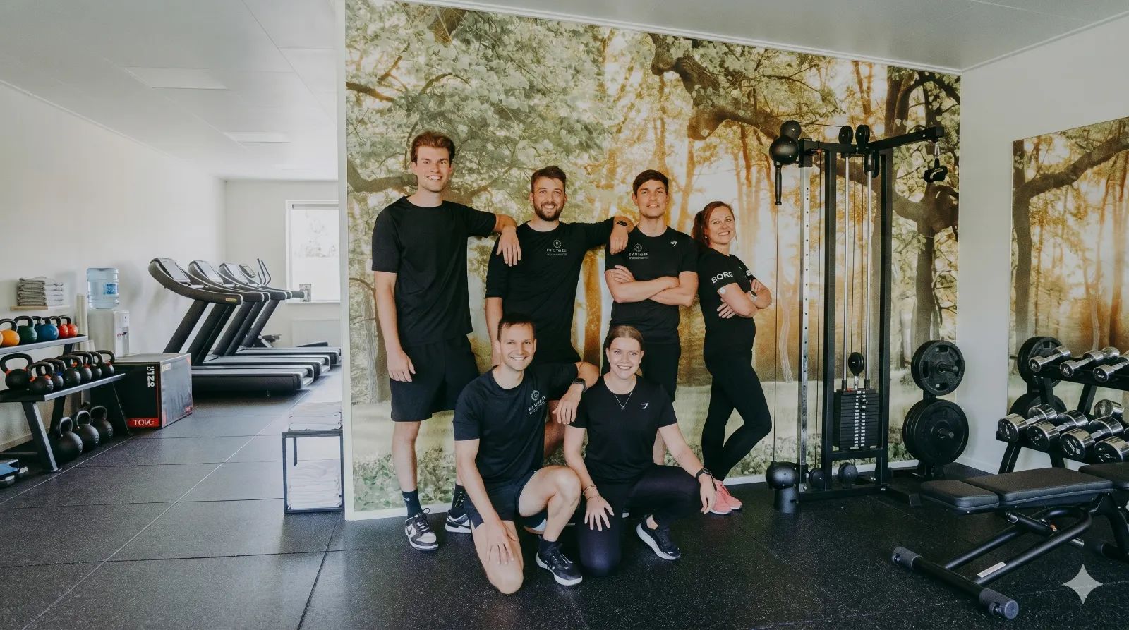 Moderne personal training studio van No Time Fit in Zeeuws-Vlaanderen met high-end krachtapparatuur